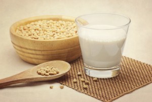 verre de lait de soja avec fèves de soja pour réaliser un gratin dauphinois à la crème de soja