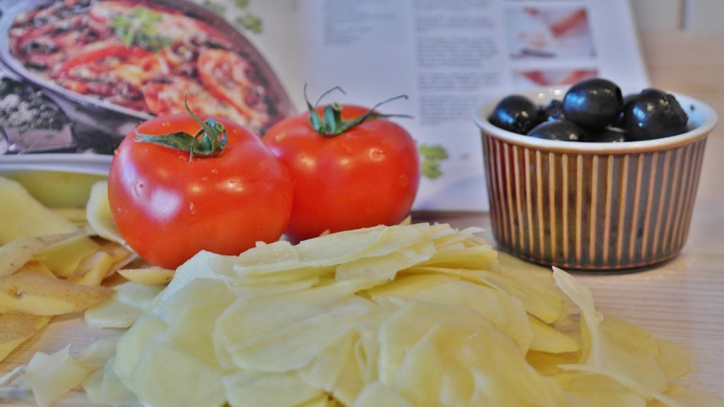 pommes de terre, tomates et olives